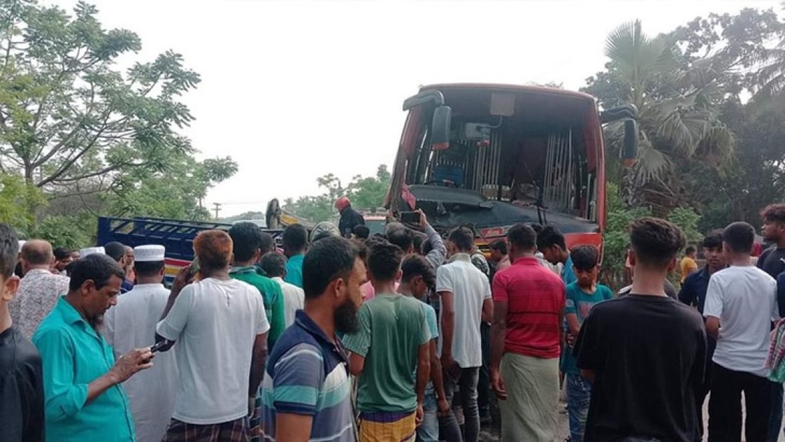 ফরিদপুরে বাস-পিকআপ সংঘর্ষে নিহত ১৩