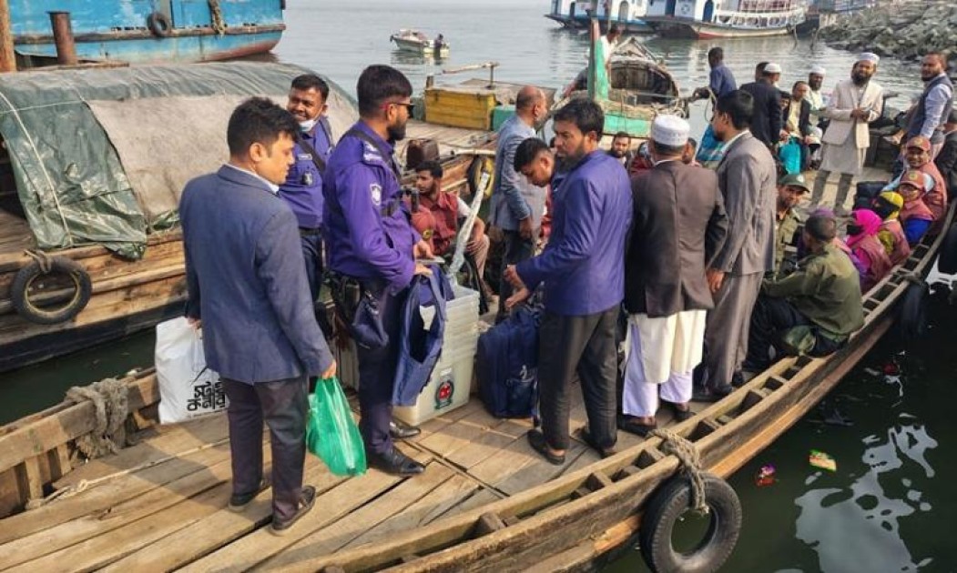 ভোলায় নৌপথে  দুর্গম চরে পৌঁছাল ব্যালট পেপারসহ নির্বাচনী সরঞ্জাম